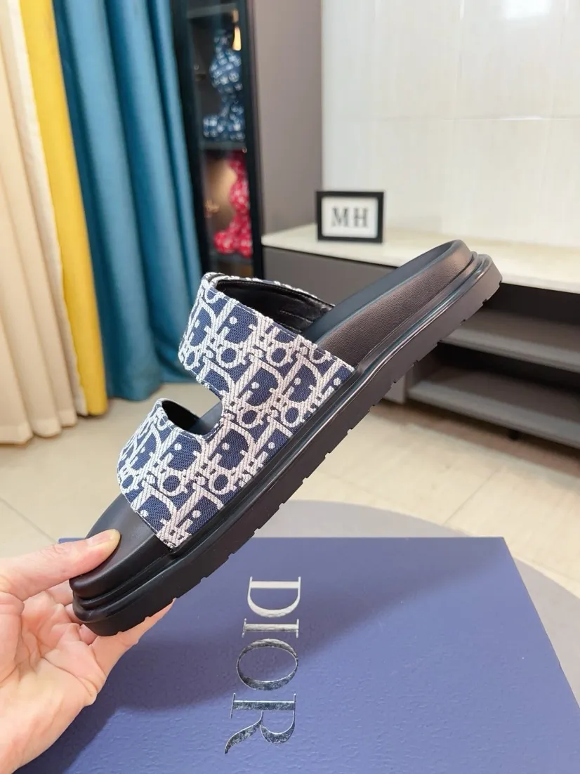 Men's Men's Shoes 💰320🌸🌸Dior Aqua Men's Sandals Slippers. Showcasing Dior haute couture design. The Dior gray suede strap is accented with an aluminum Dior buckle for added style. Paired with a comfortable tonal notch sole, they pair easily with shorts or jeans for a sophisticated look. Main body: suede cow leather, technical fabric lining: cow leather, with adjustable straps, aluminum Dior buckle, Dior gray EVA insole, tonal notch rubber outsole splicing structure👌👌size: 38-44 (45.46 customized)